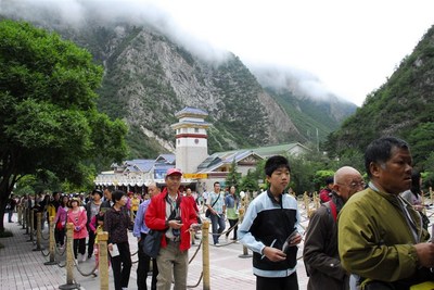 九寨溝單日游客破2萬，景區管理如何應對春游高峰？